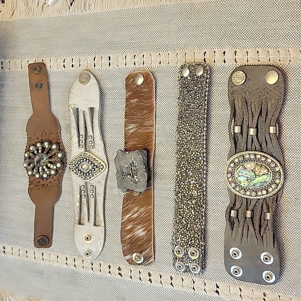 5 leather snap bracelete